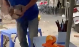 Hà Nội: Đang ăn phở, khách thót tim vì gạch rơi lả tả xuống bàn