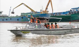 Căng m&#236;nh chống bu&#244;n lậu trong m&#249;a nước nổi