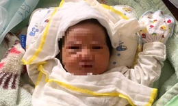 B&#233; g&#225;i sơ sinh bị bỏ rơi trước cửa nh&#224; d&#226;n trong đ&#234;m c&#249;ng lời nhắn nu&#244;i gi&#250;p