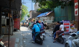 Người d&#226;n chật vật di chuyển qua ng&#245; &#39;huyết mạch&#39; chờ mở rộng ở quận Cầu Giấy