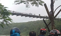 Video xe chở rác đâm lan can cầu Bình Thành rơi xuống sông, 2 người mất tích