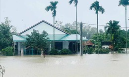 Quảng Ng&#227;i di dời người d&#226;n trong đ&#234;m do mưa lớn, nước s&#244;ng d&#226;ng cao