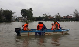 Vượt lũ đưa người phụ nữ bị sốt xuất huyết, nguy cơ đột quỵ đi cấp cứu