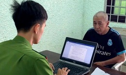 U60 t&#243;c bạc trắng d&#249;ng video nhạy cảm tống tiền vợ hờ U50