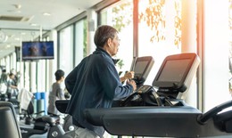 Người gi&#224; n&#234;n đi bộ l&#250;c n&#224;o khi trời lạnh?