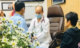 Những thầy thuốc gi&#250;p người nhiễm HIV từ &#39;hố s&#226;u tuyệt vọng&#39; về với cuộc đời