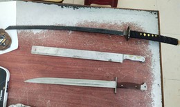 Đăng hình ảnh dao kiếm lên mạng xã hội để ra oai, 2 thiếu niên bị Công an mời đến làm việc