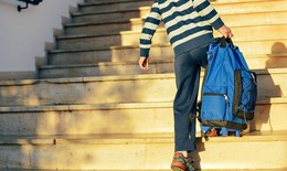 Dấu hiệu cong vẹo cột sống ở trẻ cha mẹ cần biết