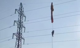 Giải cứu người đàn ông nhảy dù bị mắc vào đường điện cao thế 