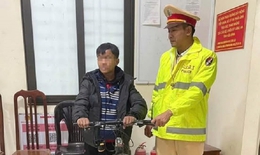 Thiếu niên người Mông đạp xe đi lạc từ Sơn La về Hòa Bình