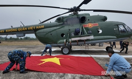 Cận cảnh phi công luyện tập kéo cờ Tổ quốc cho lễ khai mạc Triển lãm Quốc phòng 2024
