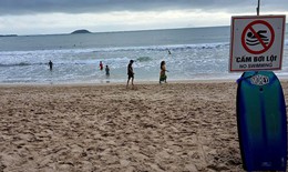 Bất chấp biển báo cấm bơi lội, nhiều người vẫn vô tư tắm biển Nha Trang