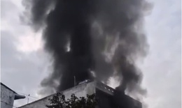 Cháy nhà trọ 5 tầng ở TPHCM, 2 vợ chồng trẻ tử vong, nhiều người đi cấp cứu