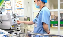 Bệnh nhi 3 tuổi nguy kịch do bị dây mũ áo thắt ngang cổ khi chơi cầu trượt