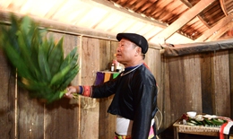 Độc đ&#225;o tục lệ &#39;qu&#233;t bồ h&#243;ng&#39; đ&#243;n Tết của người M&#244;ng