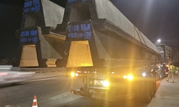 CSGT H&#224; Nội bắt được nhiều xe chở h&#224;ng qu&#225; khổ vượt giới hạn nhiều m&#233;t