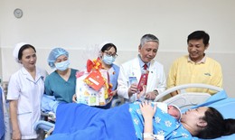 Các bé “rồng vàng” đầu tiên tại TPHCM được tặng món quà đặc biệt