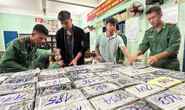 Khen thưởng nam thanh ni&#234;n ph&#225;t hiện l&#244; ma t&#250;y gần 300kg khi đi c&#226;u c&#225;