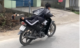 Nam sinh 'biểu diễn xiếc' trên yên xe máy được công an mời lên làm việc