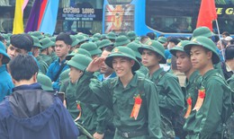Người thân bịn rịn, tân binh rạng rỡ nụ cười trong ngày tòng quân