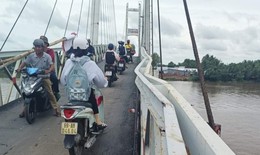 Khởi tố tài xế lái xe 31 tấn qua cầu treo khiến cầu biến dạng