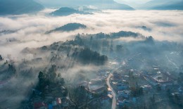 Huyền ảo thị trấn ẩn hiện trong mây giữa núi rừng Tây Bắc