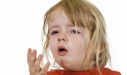 Trẻ n&#244;n ra m&#225;u, đi ngo&#224;i ph&#226;n đen l&#224; bệnh g&#236;? Khi n&#224;o cần cấp cứu ngay?
