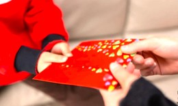 Dạy con cách ứng xử đúng mực khi nhận lì xì trong ngày Tết