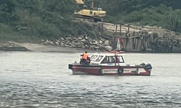 Nghi vấn 4 người nhảy cầu Đ&#244;ng Tr&#249;, cảnh s&#225;t huy động h&#224;ng chục người t&#236;m kiếm