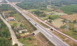 Bổ sung biển b&#225;o tr&#234;n cao tốc Cam Lộ - La Sơn sau tai nạn nghi&#234;m trọng