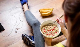 N&#234;n ăn protein hay carb trước khi tập luyện?