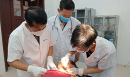 Ngư d&#226;n bị th&#233;p cắt v&#224;o cổ khi đ&#225;nh bắt c&#225; tr&#234;n biển