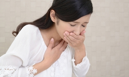 Bị ngộ độc thức ăn tại nh&#224; n&#234;n uống nước g&#236;?