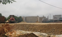 Vụ nh&#224; d&#226;n nứt nẻ, học sinh phải di dời khẩn v&#236; l&#224;m cầu, đường: Dừng thi c&#244;ng, đ&#225;nh gi&#225; thiệt hại