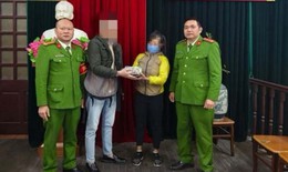 Nhặt được 105.000 USD tưởng nhầm tiền... 'âm phủ'
