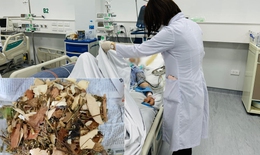 Suy gan nặng v&#236; tự &#253; bỏ thuốc điều trị chuyển sang uống thuốc nam kh&#244;ng r&#245; nguồn gốc