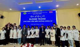 Khoác blouse trắng cho sinh viên đi thực hành tại bệnh viện