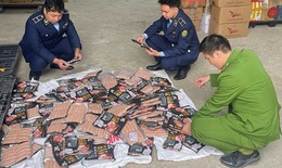 Phát hiện 120 gói lạp xưởng in chữ nước ngoài không rõ nguồn gốc