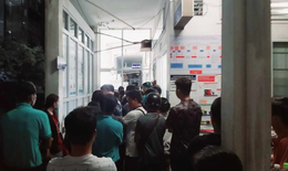 Hàng trăm người tình nguyện xếp hàng trong đêm chờ hiến máu cứu sản phụ