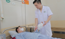 Sửa bình nóng lạnh, nam thanh niên bị điện giật nhiễm trùng ngón tay