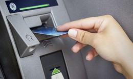 Bắt đối tượng trộm tiền trong thẻ ATM của người y&#234;u