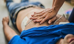 C&#225;ch &#233;p tim, thổi ngạt cấp cứu người ngừng tuần ho&#224;n