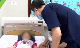 Bé gái 5 tuổi bị chó thả rông cắn tới tấp, bác sĩ chỉ cách sơ cứu phòng bệnh dại