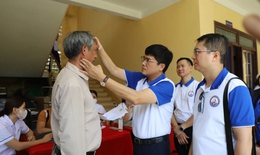 Tuổi trẻ ngành y chăm sóc sức khoẻ, phát thuốc miễn phí cho 500 người dân ở Lý Sơn