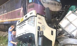 Băng qua đường sắt, xe &#244; t&#244; tải bị t&#224;u hỏa t&#244;ng bẹp r&#250;m, t&#224;i xế may mắn tho&#225;t nạn