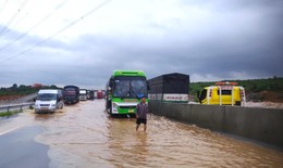 Quốc lộ, cao tốc mưa l&#224; ngập, Bộ GTVT n&#243;i chưa thể lường trước