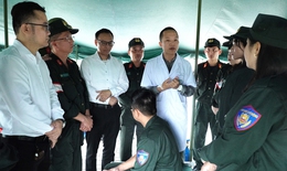 Giúp chiến sĩ phòng, chống say nắng khi tham gia luyện tập kỷ niệm 70 Năm Chiến thắng Điện Biên Phủ