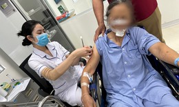 Đang quét ngõ thì bị chó nhà hàng xóm tấn công, cụ bà phải khâu gần 70 mũi