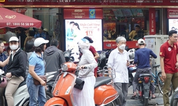 Giữa trưa, người dân đổ đi mua vàng phải ngậm ngùi ra về vì tiệm ‘chỉ mua vào, không bán ra’