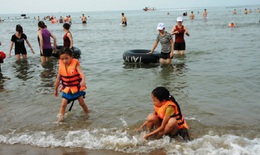 Phụ huynh cần lưu ý gì cho con đi du lịch biển dịp nghỉ lễ 30/4 - 1/5?